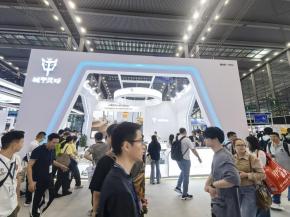 第十四届中国电子信息博览会开幕 越甲灵动携全系列四足巡检机器狗亮相